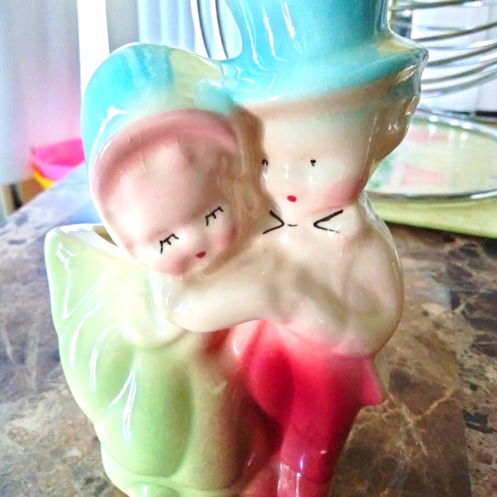 VINTAGE 1940S SHAWNEE VICTORIAN COUPLE BOY GIRL DANCING HUGGING PLANTER VASE.